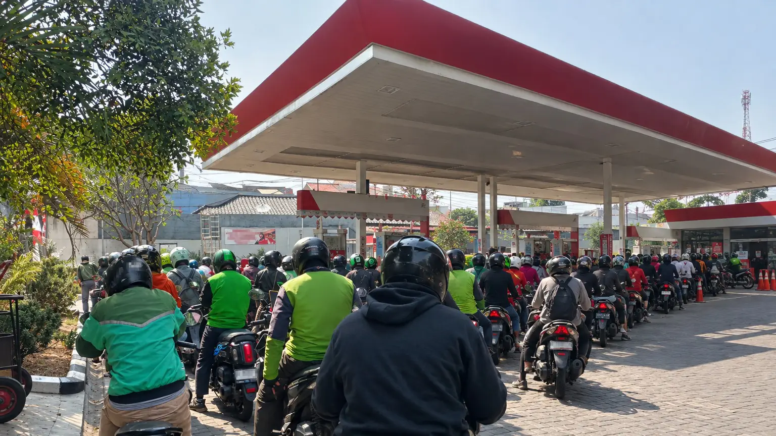 Indikasi Harga Bensin Kembali Naik dan Antrean BBM di Sejumlah Daerah: Motor Listrik Jadi Solusi Mobilitas Hemat